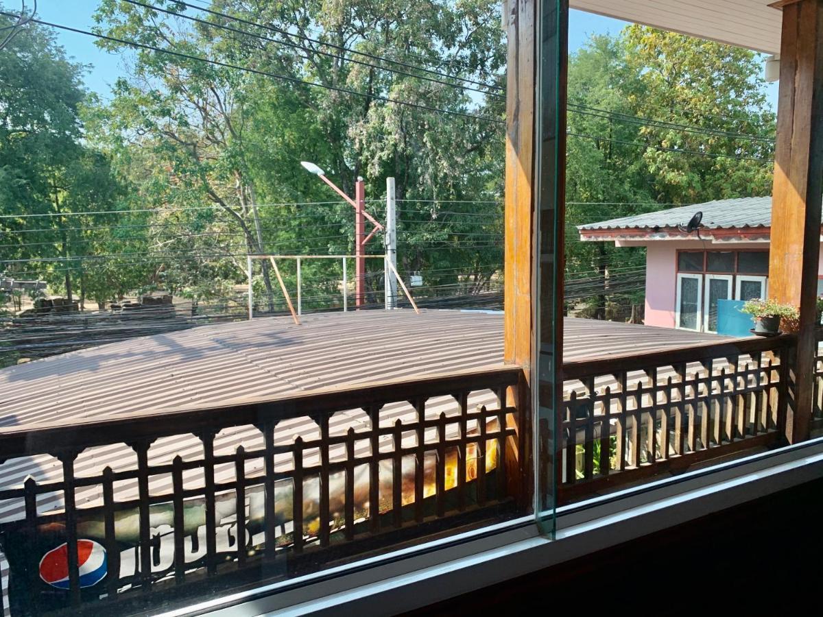 Une Jai Place เรือนอุ่นใจ Phimai Extérieur photo